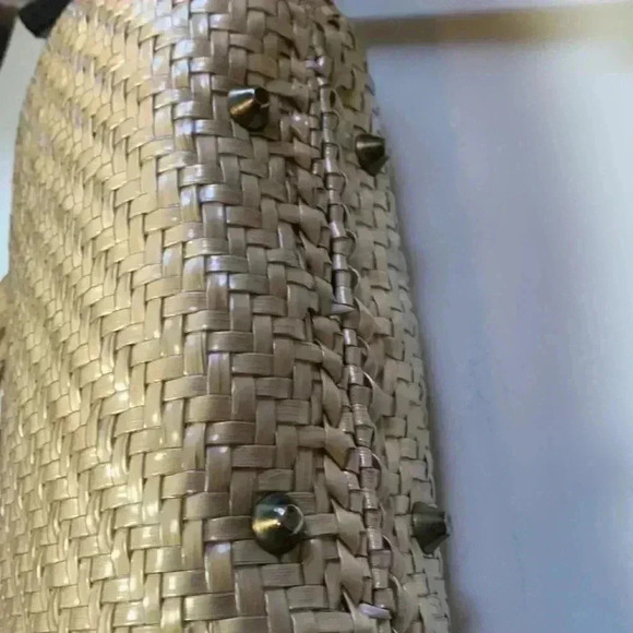 Source Unknown Hard Rattan Purse w Gold Coloured Hardware & Strap Secure Closure - Picture 7 of 12